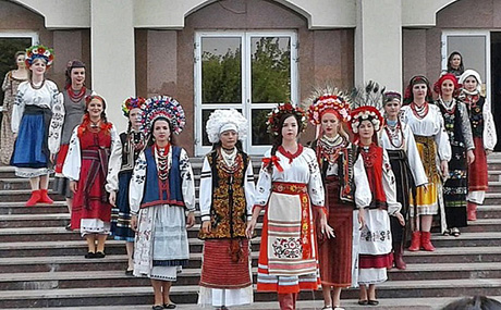 Родзинкою модного дефіле під час фестивалю став показ традиційного весільного вбрання з різних регіонів України. Фото з сайту vycherpno.ck.ua